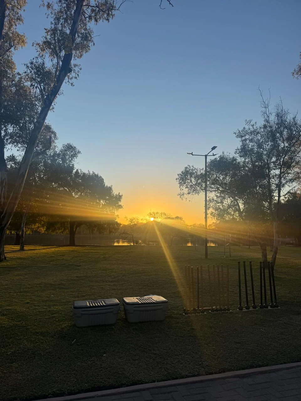 Alba sul lago a Palermo con gli attrezzi pronti per allenarsi
