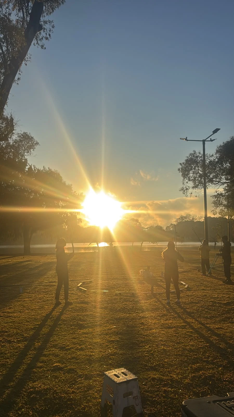 Gruppo che si allena all’aperto a Palermo nella luce del mattino